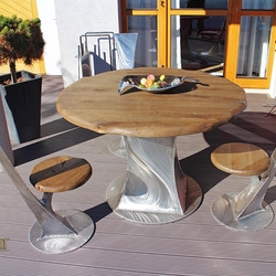 Moderné sedenie na terase - nerezový nábytok kombinovaný dubovým drevom