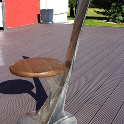 Moderní nerezová židle s dubovým dřevem - futuristický design