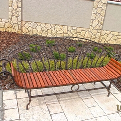 Kovaná lavice v kombinaci se dřevem - zahradní lavička