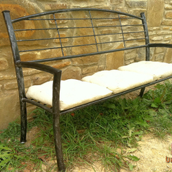 Kovaná lavička - s polštáři - exteriérová lavička