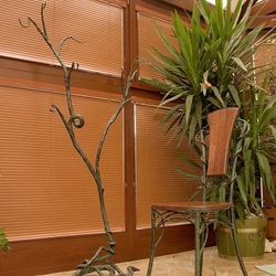 Kovaný věšák - větev a kovaná židle - umělecký nábytek