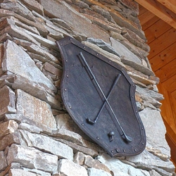 Schmiedeeisernes Wappen – Golfmotiv in einer Hütte in der Tatra 