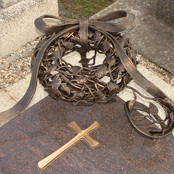 Couronne en fer forg sur un tombeau