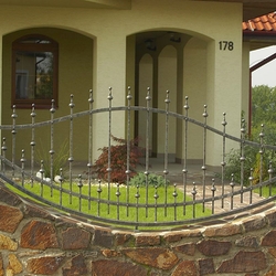 Schmiedeeiserner Bogenzaun – ´Feinheit und Schönheit´ – Zaun an einem Einfamilienhaus Schmiedeeiserner Bogenzaun – ´Feinheit und Schönheit´ – Zaun an einem Einfamilienhaus