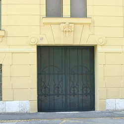 Tor im Jugendstil-Design – historisches Gebäude in Košice Tor im Jugendstil-Design – historisches Gebäude in Košice