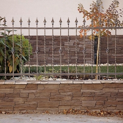 Geschmiedeter Zaun – ´Zapfen´ – schmiedeeiserner Zaun an einem Einfamilienhaus Geschmiedeter Zaun – ´Zapfen´ – schmiedeeiserner Zaun an einem Einfamilienhaus