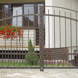 Ein schlichtes und außergewöhnliches geschmiedetes Tor an einem Einfamilienhaus Ein schlichtes und außergewöhnliches geschmiedetes Tor an einem Einfamilienhaus