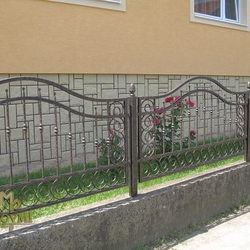 Schlichte, moderne Umzäunung eines Einfamilienhauses Schlichte, moderne Umzäunung eines Einfamilienhauses
