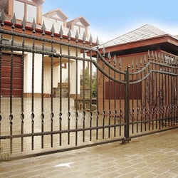 Schmiedeeisernes Tor in einem Einfamilienhaus in schlichtem Stil – modernes Tor Schmiedeeisernes Tor in einem Einfamilienhaus in schlichtem Stil – modernes Tor