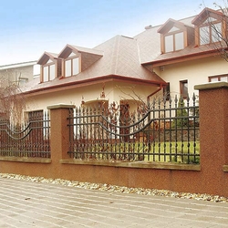 Schmiedeeiserner Zaun in einem Einfamilienhaus – moderner einfacher Stil Schmiedeeiserner Zaun in einem Einfamilienhaus – moderner einfacher Stil