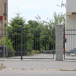 Schlichtes, schmiedeeisernes Tor eines Einfamilienhauses – modernes Tor Schlichtes, schmiedeeisernes Tor eines Einfamilienhauses – modernes Tor