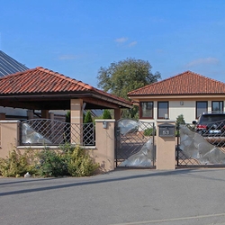 Moderne Toranlage aus der Kombination Edelstahl – Schmiedeeisen Moderne Toranlage aus der Kombination Edelstahl – Schmiedeeisen