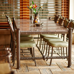 Salle à manger pour la terrasse. Table en fer forgé et marbre. Les chaises en fer forgé et cuir.