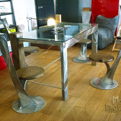 Nadčasový design v moderním nerezovém sezení - nerezový stůl a židle - luxusní nábytek