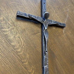 Nástěnný kovaný kříž jako symbol křesťanství Nástěnný kovaný kříž jako symbol křesťanství