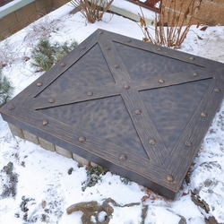Kovaný kryt na šachtu vyrobený pro rodinný dům na Oravě
