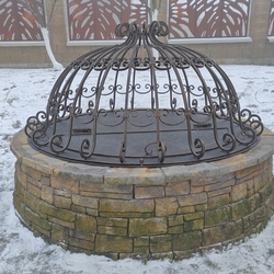 Kovaný kryt na studnu vyrobený pro rodinný dům na Oravě