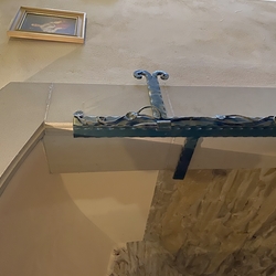 Detail kovania na presklenných vitrinách v historickej budove Detail kovania na presklenných vitrinách v historickej budove