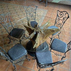 Masivní dubový stůl se sklem, ručně kovaným podstavcem a židlemi - luxusní nábytek