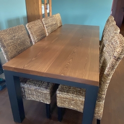 Moderní kovaný stůl se dřevem vyrobený v UKOVMI - kvalitní nábytek