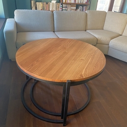 Praktický kulatý konferenční stolek, rozložitelný na dva kusy - kovaný nábytek