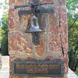 Handgeschmiedetes Kreuz und Tafel mit dem Text angefertigt von UKOVMI fr den Wallfahrtsort