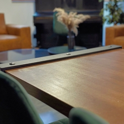 Metalltische mit Holz im Konferenzraum