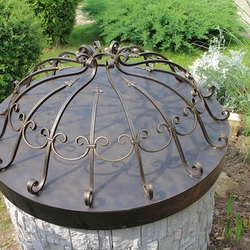 Schmiedeeiserne kuppelförmige Brunnenhaube Schmiedeeiserne kuppelförmige Brunnenhaube