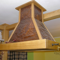Dunstabzugshaube aus Kupfer für die Küche eines Hauses – geschmiedete Möbel