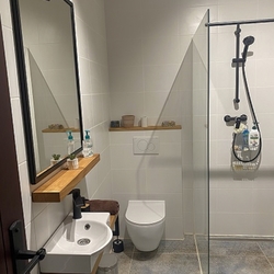 Kované zrcadlo a doplňky do koupelny v černé barvě