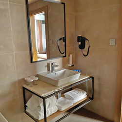 Kúpeľňový set - polica a zrkadlo v modernom prevedení vyrobený v UKOVMI pre hotel Bellevue Kúpeľňový set - polica a zrkadlo v modernom prevedení vyrobený v UKOVMI pre hotel Bellevue