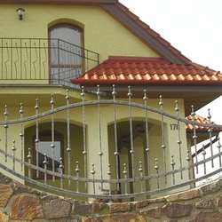 Einfamilienhaus, umzäunt von einem hochwertigen geschmiedeten Zaun Einfamilienhaus, umzäunt von einem hochwertigen geschmiedeten Zaun