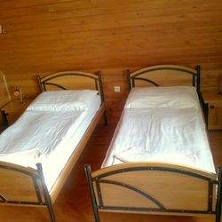 Kované postele s drevom v penzióne - kvalitný nábytok
