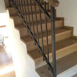 Forged interior staircase railing – simple railing with a wooden handle Forged interior staircase railing – simple railing with a wooden handle