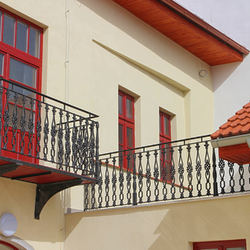 Schmiedeeisernes Außengeländer auf dem Balkon - Gusseisernes Geländer in einem historischen Gebäude Schmiedeeisernes Außengeländer auf dem Balkon - Gusseisernes Geländer in einem historischen Gebäude