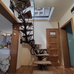 Luxusní schodiště s pečetí UKOVMI v interiéru rodinného domu - kované schodiště