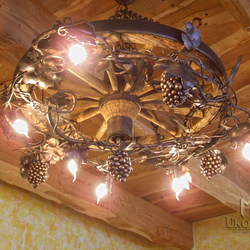 Chandelier artistique Grape dans la roue du chariot - luminaire forg à la main conu pour les caves à vin, les restaurants, les pavillons, les chalets...