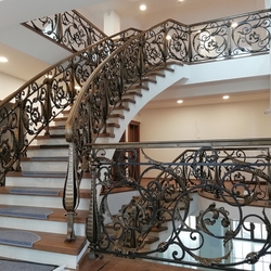 Exkluzivně kované zábradlí v interiéru na schodech a galerii