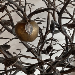 Künstlerischer geschmiedeter Kerzenhalter Versuchung – Baum mit Schlange und Apfel – Detail