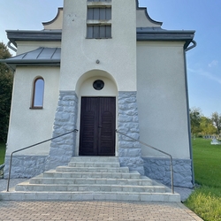 Kovaná madla na exteriérovém schodišti řeckokatolického kostela ve Zlatníku u Vranova nad Topľou