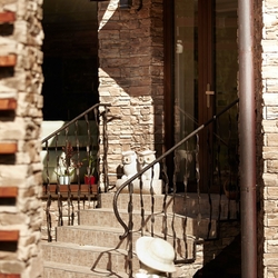 Kupferüberdach und crazy Geländer am Eingang zum Familienhaus