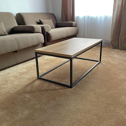 Kovový konferenční stolek v moderním provedení - hranatý design