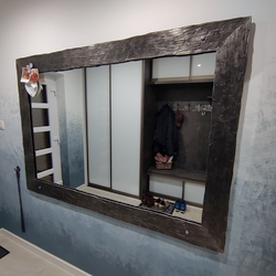 Moderní kované zrcadlo v předsíni rodinného domu upravené leštěním a lakováním