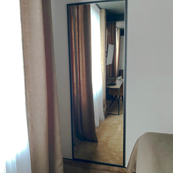 Kovové hranaté zrkadlá v hotelových izbách - moderné zrkadlá 