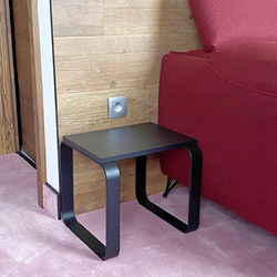 Jednoduchý obloukový stolek - kovový moderní nábytek