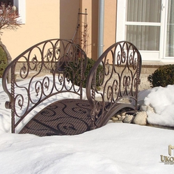 Passerelle en fer forg dans un jardin