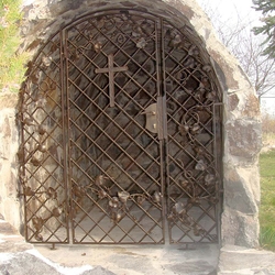 Grille sur une chapelle