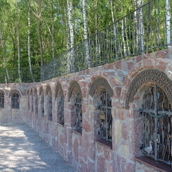 Handgeschmiedetes Geländer CRAZY und geschmiedete Denkmale an einem Wallfahrtsort Butkov