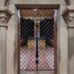 Geschmiedetes Gitter mit Kreuz in der römisch-katholischen Pfarrkirche aus dem 13. Jahrhundert