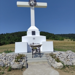 Kovaná trnová koruna na kříži a kovaný oltář